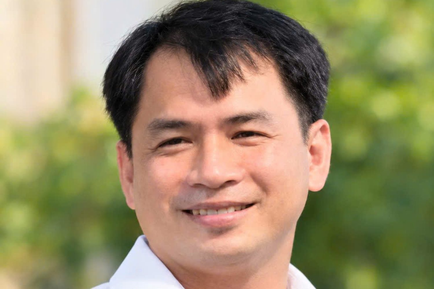 Anh Phạm Chí Hiếu, Founder và CEO Công ty Hướng nghiệp Quốc tế Việt Chí, mặc áo sơ mi trắng, mỉm cười