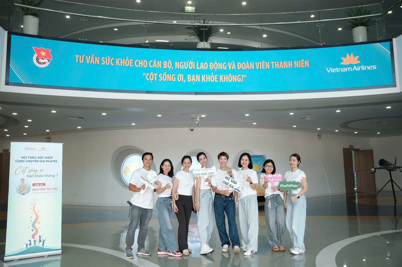 Hương Trịnh cùng team ThuPilates tại hội thảo sức khỏe ở Vietnam Airlines